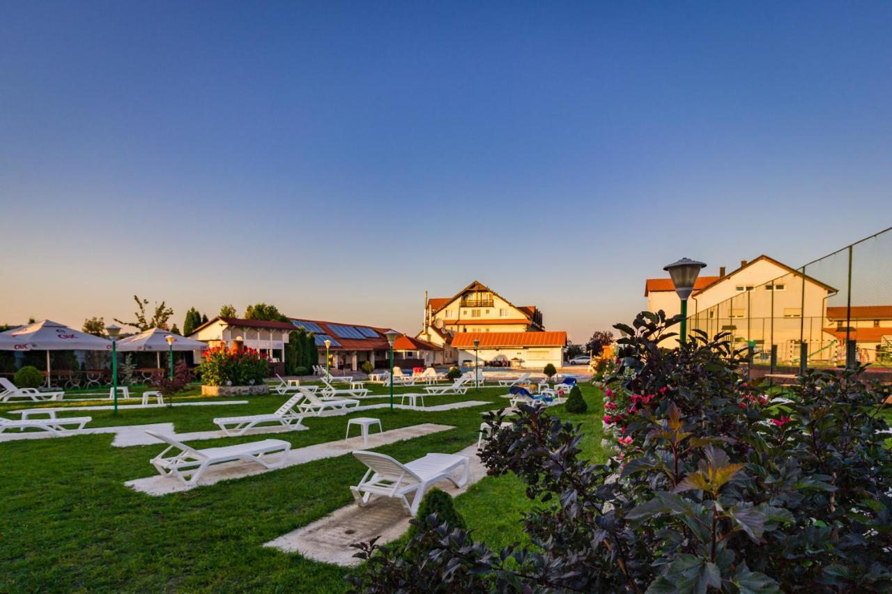 Hotel Europa Kokeltal Albeşti Exteriér fotografie